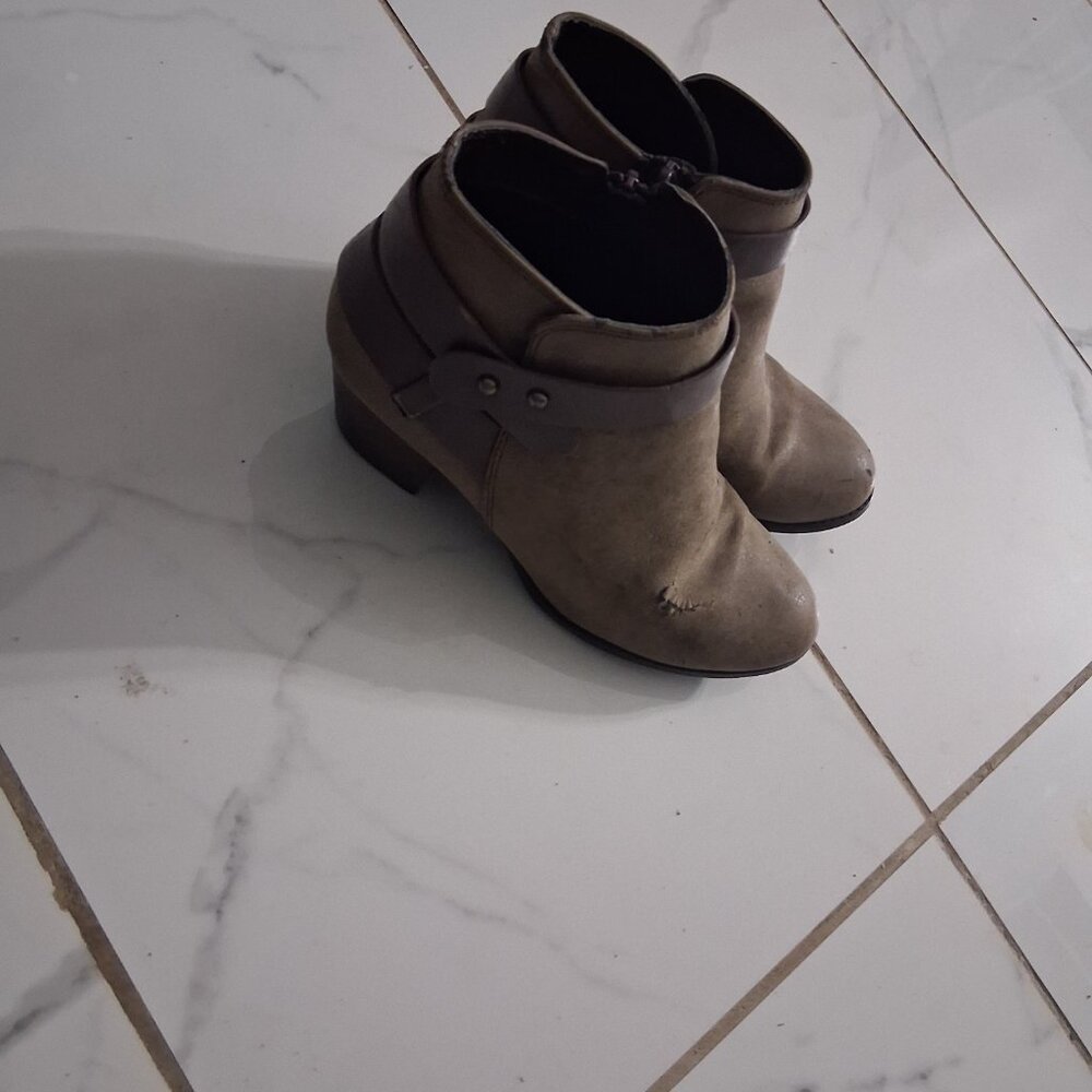 Boots - Picture 4 of 6